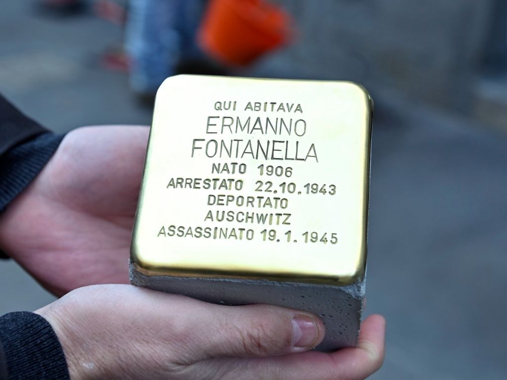 Milano è memoria. posate undici nuove pietre d’inciampo in ricordo di chi è morto nei campi di concentramento