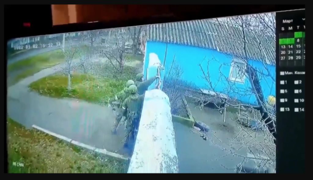 'FUORI DALLA MIA TERRA!' Una coppia di anziani ucraini senza paura affronta le truppe russe armate che hanno fatto irruzione nella proprietà e le hanno cacciate fuori