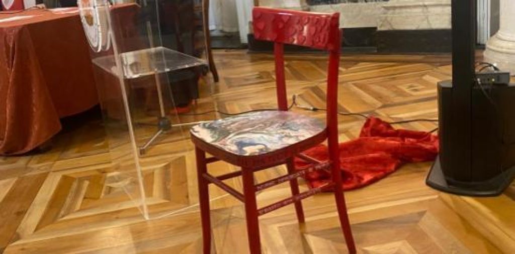 A Palazzo Tursi arriva #lasediarossa contro la violenza di genere