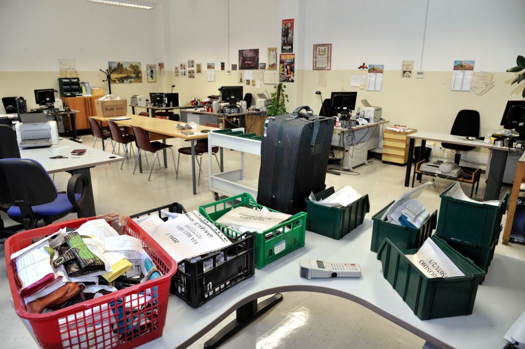 Palazzo Marino. Oggetti smarriti, nel 2022 rinvenuti oltre 31mila beni e documenti