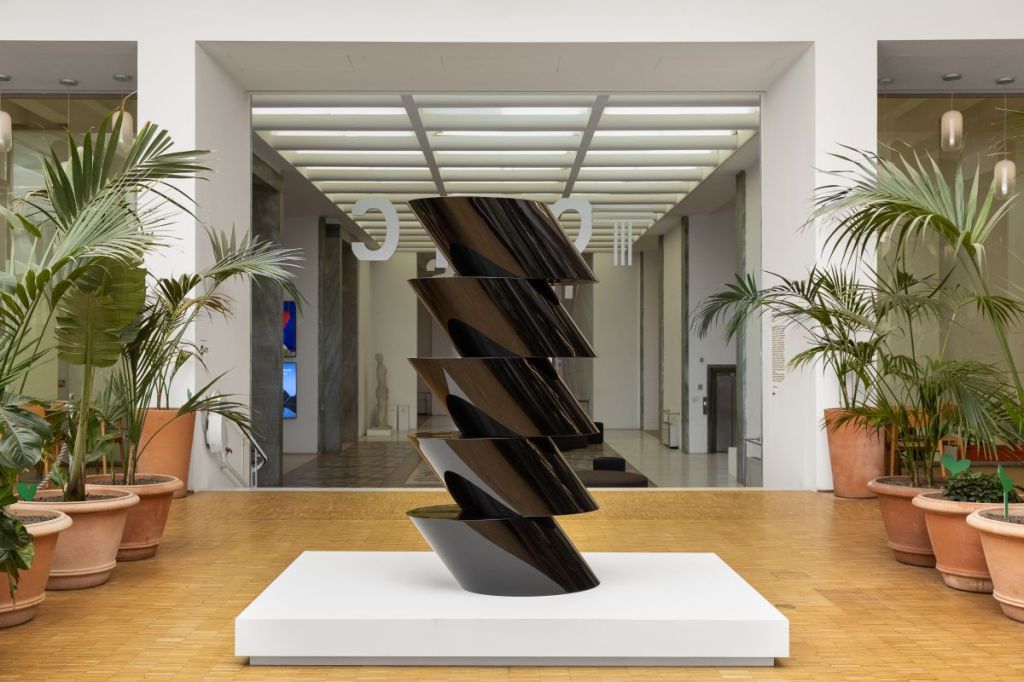 Triennale - Saetta (Totem) di Alice Ronchi: Quando l'Arte e la Sostenibilità si Fondono