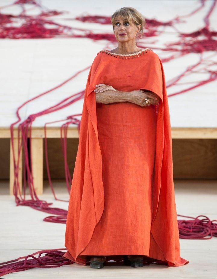 Lisistrata torna a Milano: al Teatro Carcano la commedia di Aristofane con Lella Costa