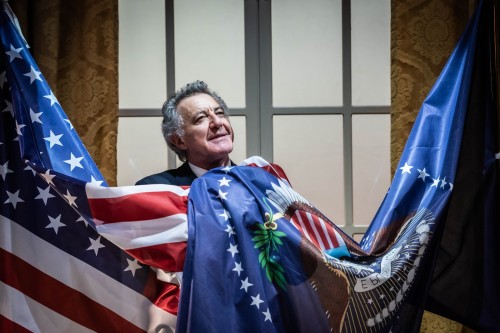 “November”: Barbareschi festeggia 50 anni di teatro con una satira feroce e irresistibile al Manzoni